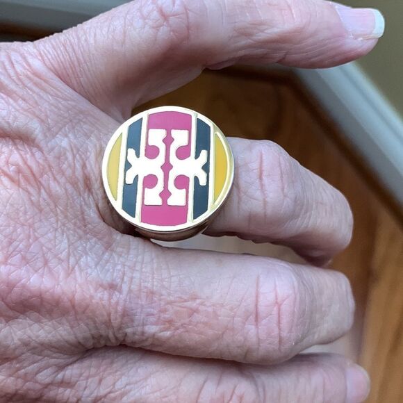 Chunky goldtone Size 8.5 costume ring.  Definitely a statement piece - Picture 9 of 9